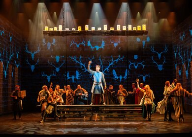 Robin Hood im Kampf gegen die Obrigkeit und King John - Szenenbild Robin Hood Musical | © spotlight musicals, Christian Tech
