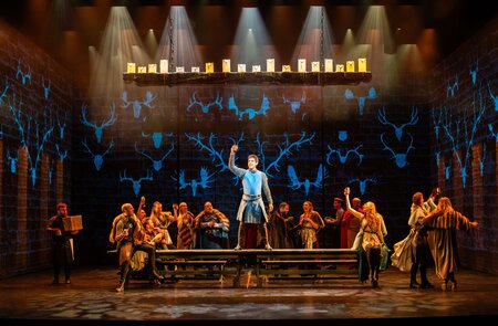 Robin Hood im Kampf gegen die Obrigkeit und King John - Szenenbild Robin Hood Musical | © spotlight musicals, Christian Tech