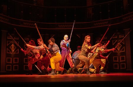 Szenenbild mit Taenzern aus dem Musical Romeo & Julia – Liebe ist alles | © Stage Entertainment/Jörn Hartmann