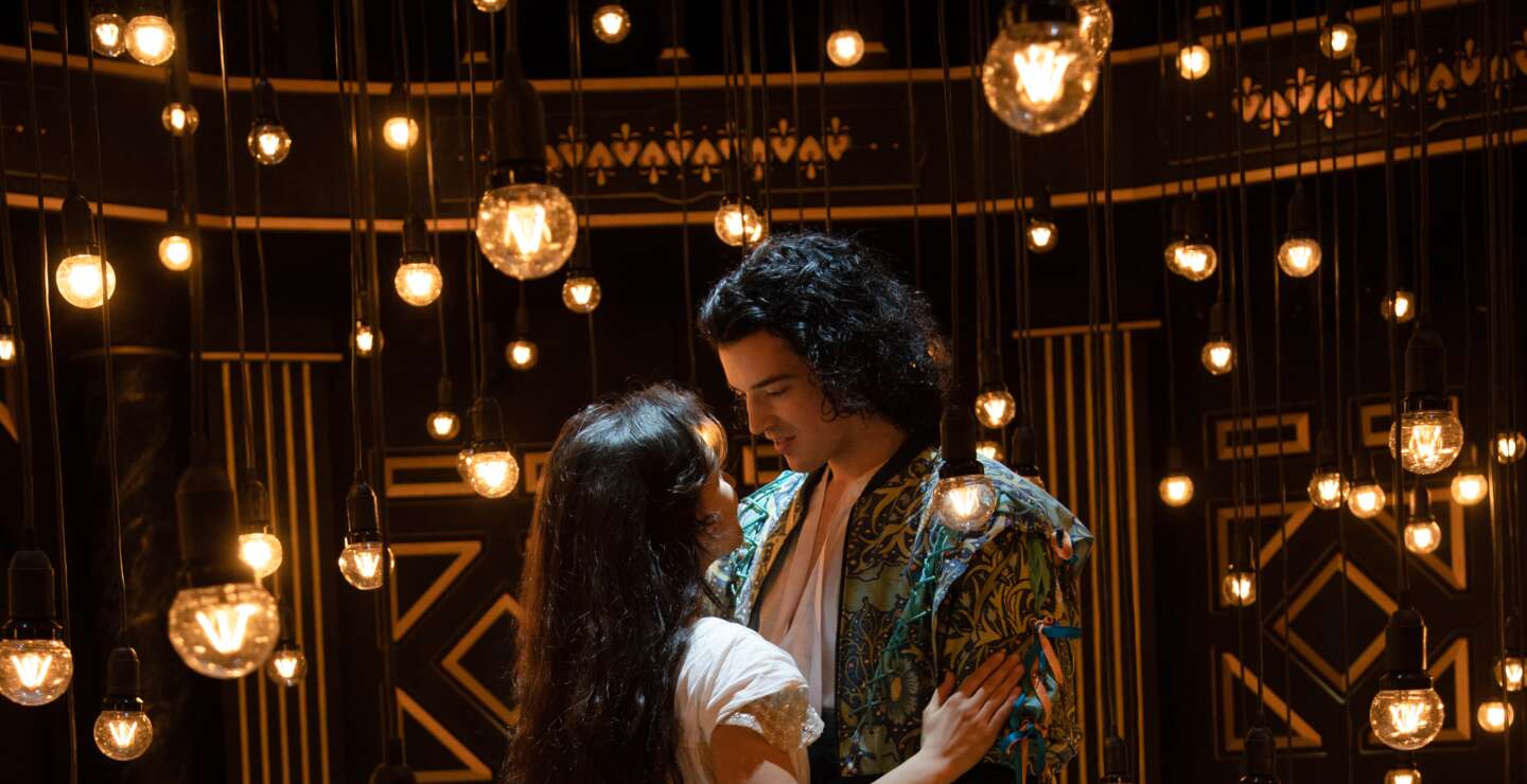 Paul Csitkovics als Romeo und Yasmina Hempel als Julia aus dem Musical Romeo & Julia – Liebe ist alles | © Stage Entertainment/Jordana Schramm