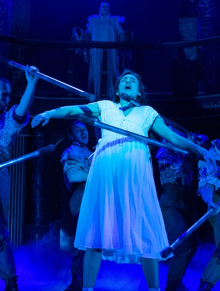 Szenenbild mit Yasmina Hempel als Julia aus dem Musical Romeo & Julia – Liebe ist alles | © Stage Entertainment/Jörn Hartmann