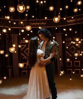 Paul Csitkovics als Romeo und Yasmina Hempel als Julia aus dem Musical Romeo & Julia – Liebe ist alles | © Stage Entertainment/Jordana Schramm