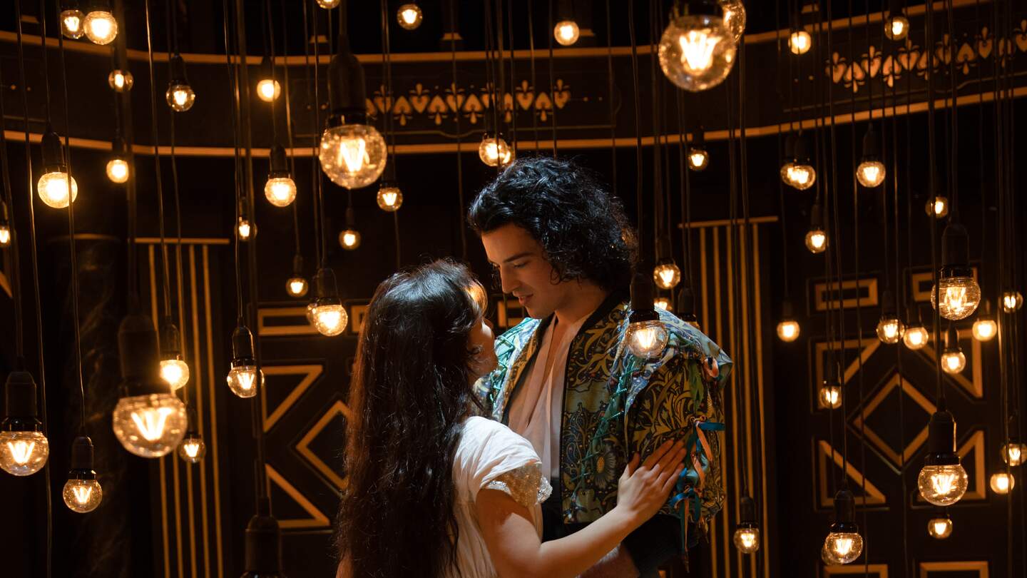 Paul Csitkovics als Romeo und Yasmina Hempel als Julia aus dem Musical Romeo & Julia – Liebe ist alles | © Stage Entertainment/Jordana Schramm