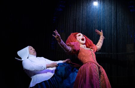 Romeo und Julia Berlin Lady Capulet | © Stage Entertainment/Dominik Ernst