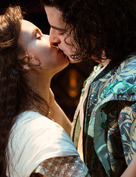 Paul Csitkovics als Romeo und Yasmina Hempel als Julia aus dem Musical Romeo & Julia – Liebe ist alles | © Stage Entertainment/Jordana Schramm