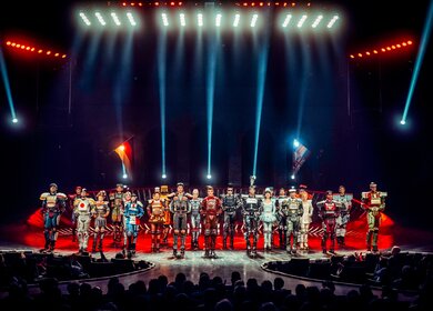 Das Ensemble des Musicals Starlight Express in bunten Kostümen auf der Bühne | © STARLIGHT EXPRESS/Joshua A. Hoffmann