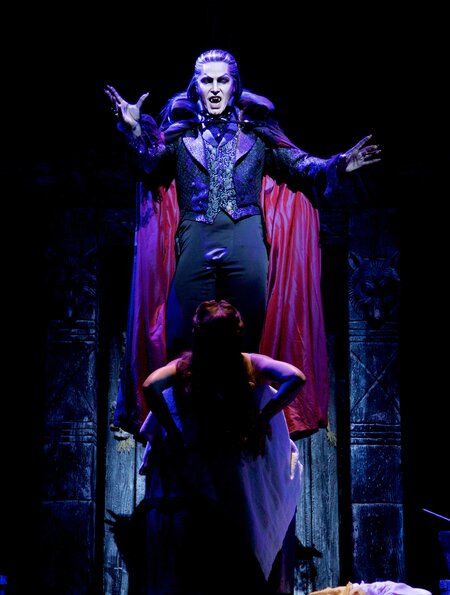 Szenenbild mit Einladung zum Ball aus dem Musical Tanz der Vampire  | © Stage Entertainment