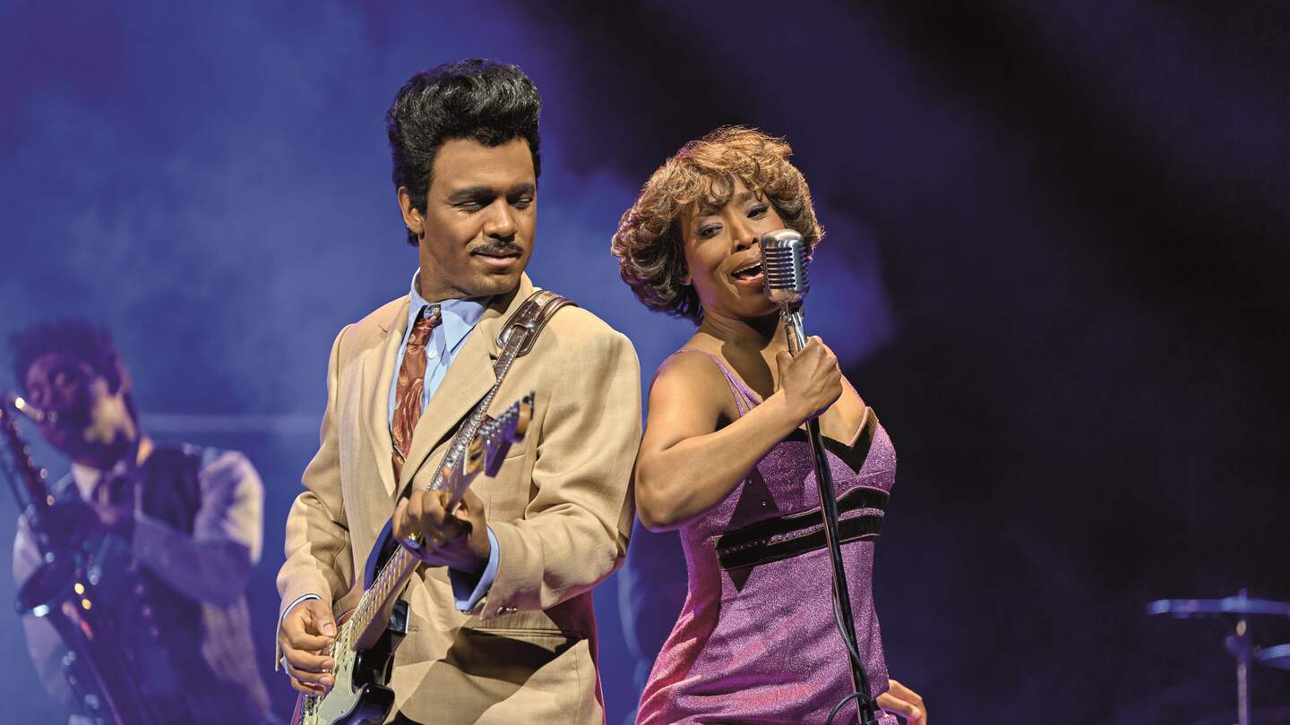 Szenenbild mit Dorothea Fletcher als Tina Turner und Tim Omaji als Ike Turner aus Tina - Das Tina Turner Musical | © Stage Entertainment/Manuel Harlan