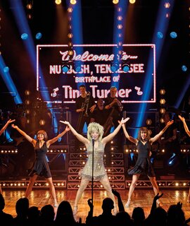 Szenenbild mit Adrienne Warren als Tina Turner und Ensemble aus Tina - Das Tina Turner Musical | © Stage Entertainment/Manuel Harlan
