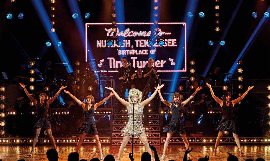 Szenenbild mit Adrienne Warren als Tina Turner und Ensemble aus Tina - Das Tina Turner Musical | © Stage Entertainment/Manuel Harlan