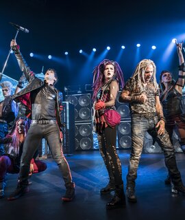 Die Darsteller des „We Will Rock You“ Musicals bringen die 25 größten Hits von Queen auf die Bühne | © Stage Entertainment/Johan Persson