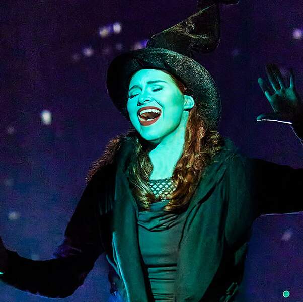 Szenenbild mit fliegender Hexe Elphaba aus dem Musical Wicked | © Stage Entertainment
