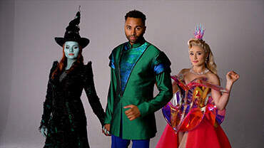  drei Personen in Kostuemen, die charakteristisch fuer Figuren aus dem Musical “Wicked” sind | © Stage Entertainment