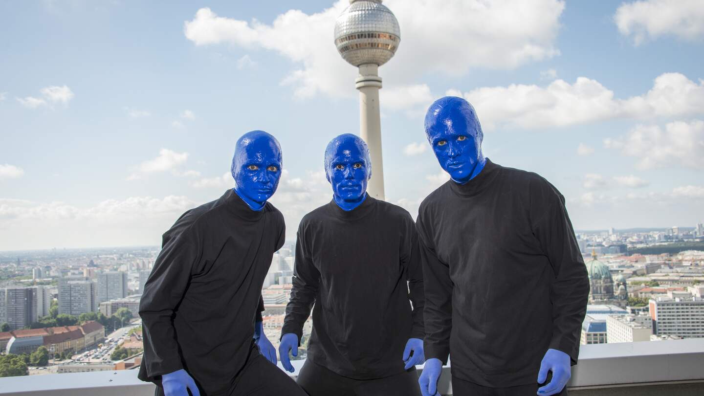Die dreikoepfige Blue man group steht vor dem Berliner Fernsehturm | © Stage Entertainment