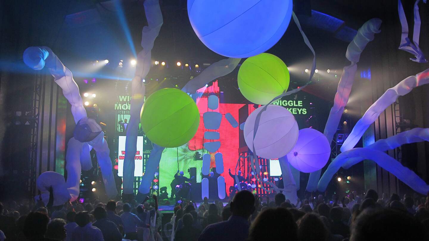 Der Saal ist gefuellt mit riesigen Luftballlons | © Stage Entertainment/Paul Kolnik