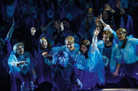 Einer der Kuenstler macht ein Selfie mit Fans | © Stage Entertainment/Morris Mac Matzen