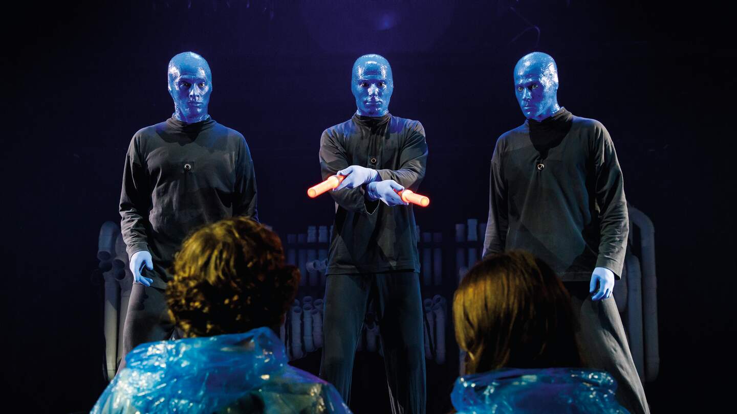 Blue Man Group mit 2 leuchtenden Staeben in der Hand | © Stage Entertainment/Morris Mac Matzen