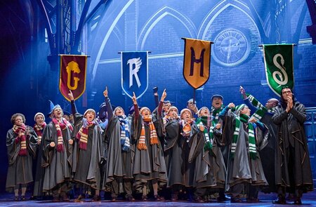 Harry Potter Musical Szenenbild 4 Haeuser | © Mehr Theater Hamburg / Manuel Harlan