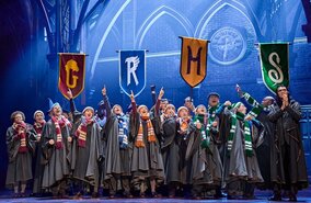 Harry Potter Musical Szenenbild 4 Haeuser | © Mehr Theater Hamburg / Manuel Harlan