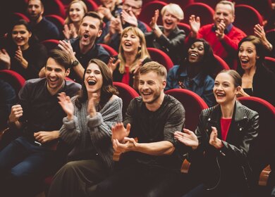 Begeistertes Publikum applaudiert während einer Musical-Aufführung. | © Gettyimages.com/izusek