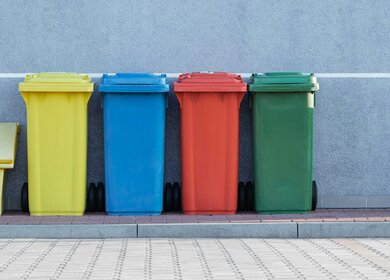 Abfalltonnen in verschiedenen Farben | © Unsplash/Pawel Czerwinski