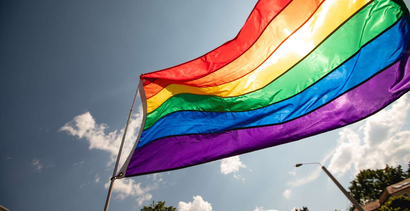 Regenbogenflaggen zeigen Unterstuetzung fuer die LGBTQIA-Community mit Menschen bei der LGBT-Veranstaltung | © Gettyimages.com/Alexander Shelegov