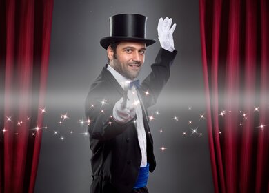 Zauberer im Kostuem zeigt spektakulaeren Trick | © Gettyimages.com/LuckyBusiness