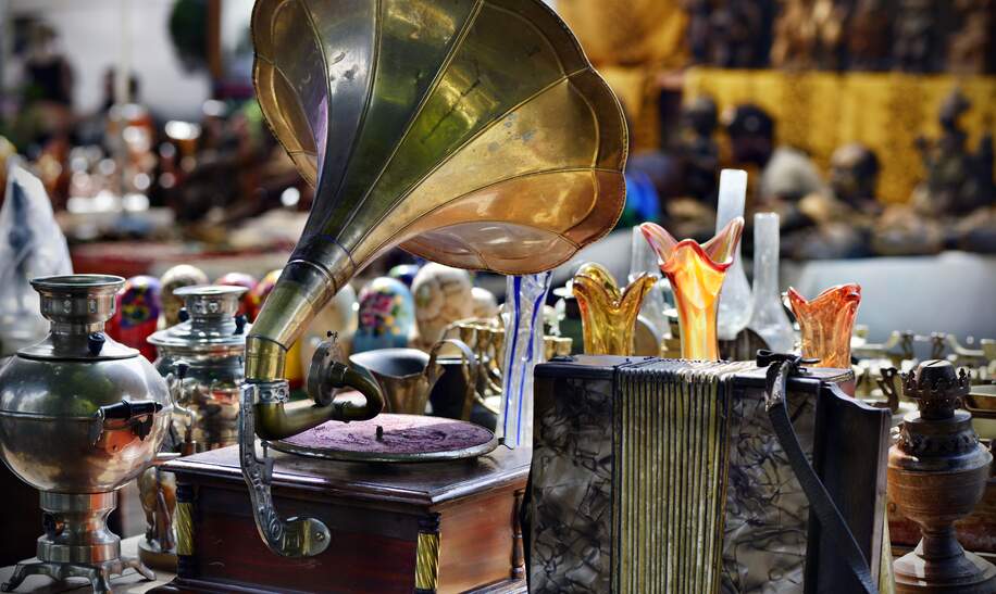 Grammophon auf einem Flohmarkt mit weitere Antiquitaeten | © Gettyimages.com/ilbusca
