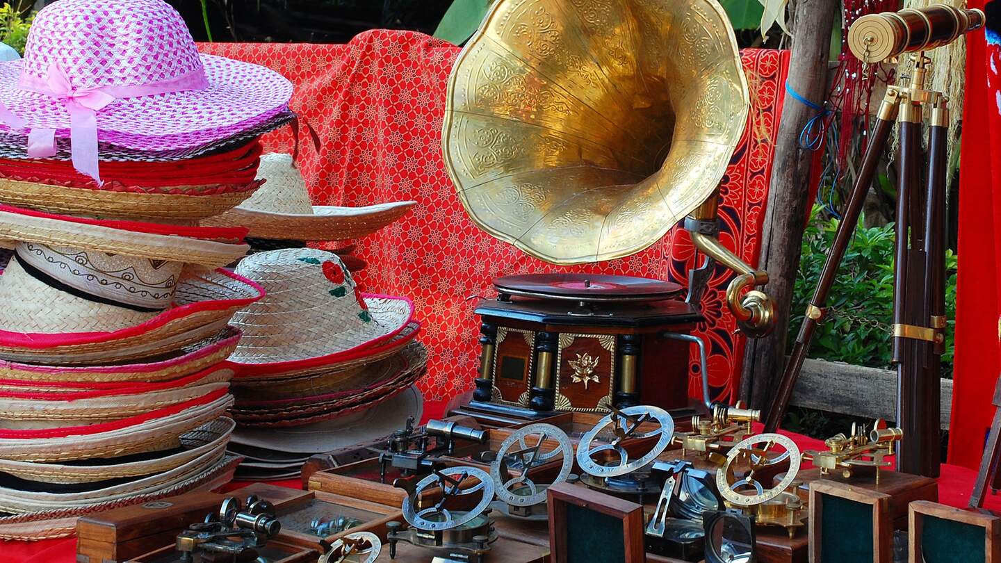 Flohmarktstand mit Hüten, einem Grammophon und anderen Antiquitäten | © Gettyimages.com/Victor Ivanov