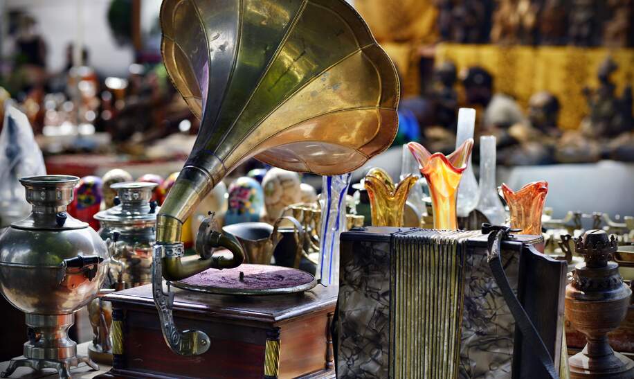 Grammophon auf einem Flohmarkt mit weitere Antiquitäten | © Gettyimages.com/ilbusca