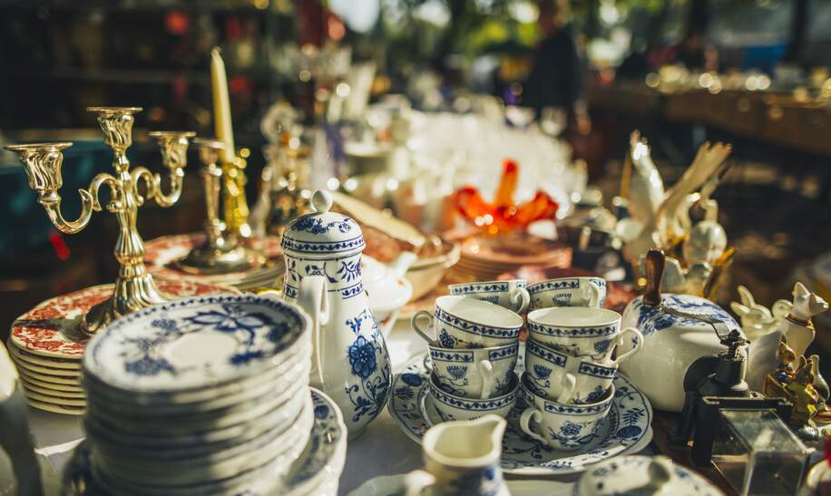 Antiquitäten, Kerzenständer und Porzellan Geschirr, auf einem Berliner Flohmarkt | © Gettyimages.com/MarioGuti