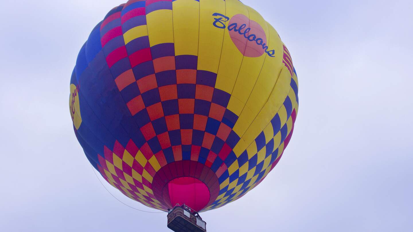 Bunter Heissluftballon steigt in die Luft | © Gettyimages.com/stephaniemurton