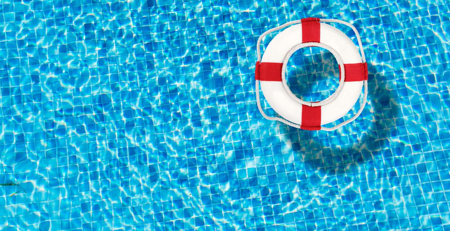 Rettungsring der in einem klaren Poolwasser schwimmt | © gettyimages.com/artisteer