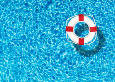 Rettungsring der in einem klaren Poolwasser schwimmt | © GettyImages.com/artisteer