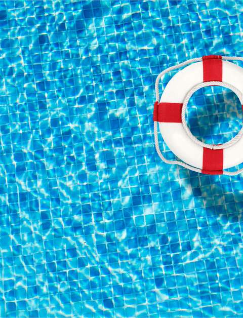 Rettungsring der in einem klaren Poolwasser schwimmt | © GettyImages.com/artisteer