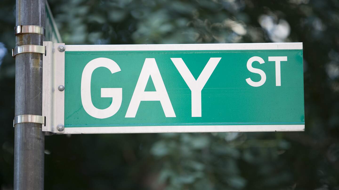 Gay Strassenschild im New Yorker Greenwich Village | © Gettyimages.com/ericsphotography