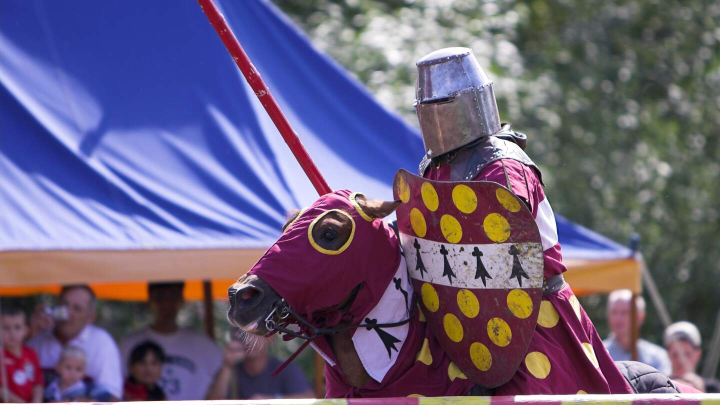 Ritter im Warwick Castle unterhalten die Menge mit einem Turnierspektakel | © Gettyimages.com/michaelprice