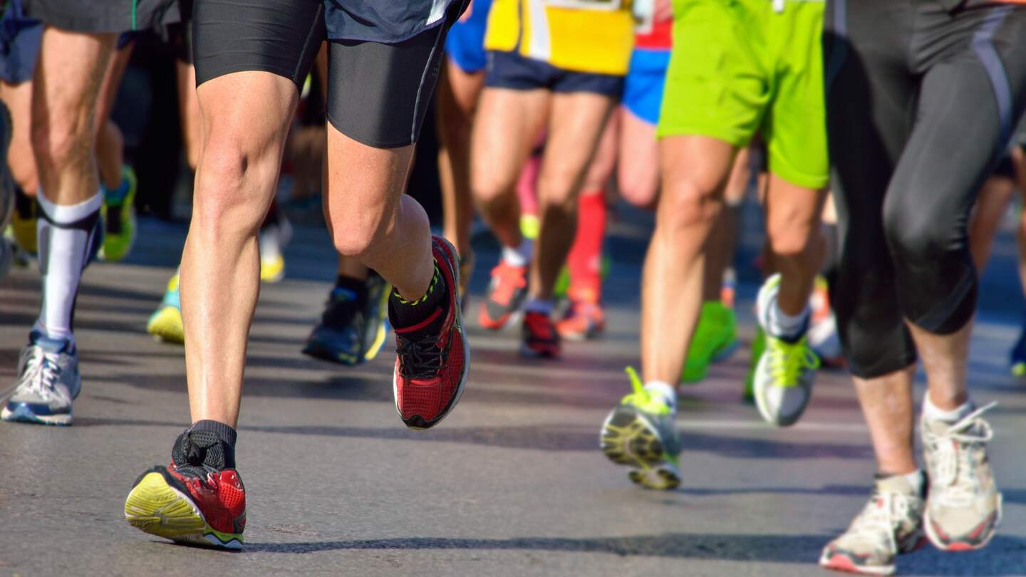 Marathon Laeufer auf einer asphaltierten Strasse | © Gettyimages.com/JaySi