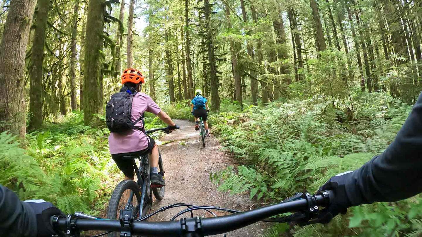 Auf einer GoPro aufgenomme Fadfahrer von Hinten in North Vancouver, British Columbia, Kanada. | © GettyImages.com/PamelaJoeMcFarlane