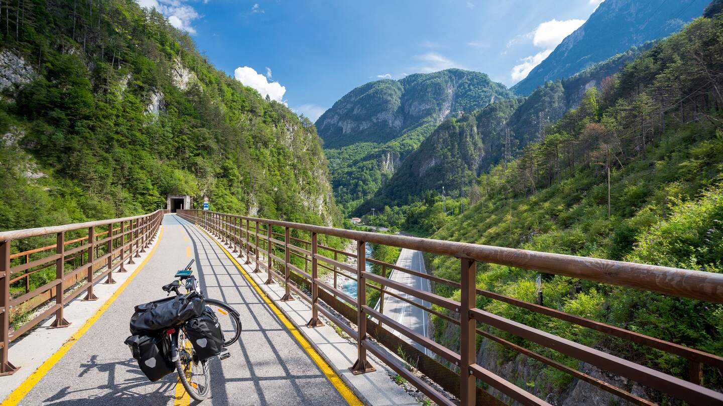  Radfahren auf alter Bahntrasse an der  Adria in Italien | © AdobeStock/ttinu