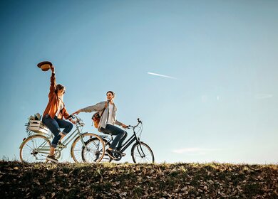 Paar fährt Rad auf dem Deich | © © Gettyimage/StefaNikolic