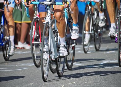 Radfahrer bei einem Straßenrennen. Dieses Bild wurde auf dem Anstieg von San Luca aufgenommen, gegen Ende einer Etappe des Giro d'Italia | © Gettyimages.com/--ephoto--