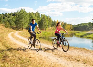 Radfahren am Fluss | © © Gettyimage/	brickrena
