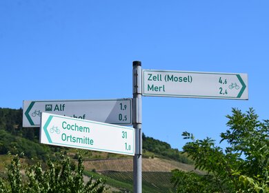 Wegschilder an der Mosel | © © Gettyimage/Markus Volk