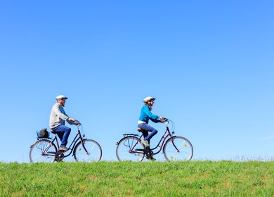 Paar auf dem Deich fährt Rad | © © Gettyimage/FredFroese