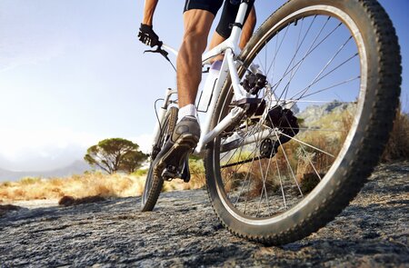 Extremer Mountainbike-Sportsportler Mann faehrt Outdoor-Lifestyle-Trail | © Gettyimages.com/warrengoldswain