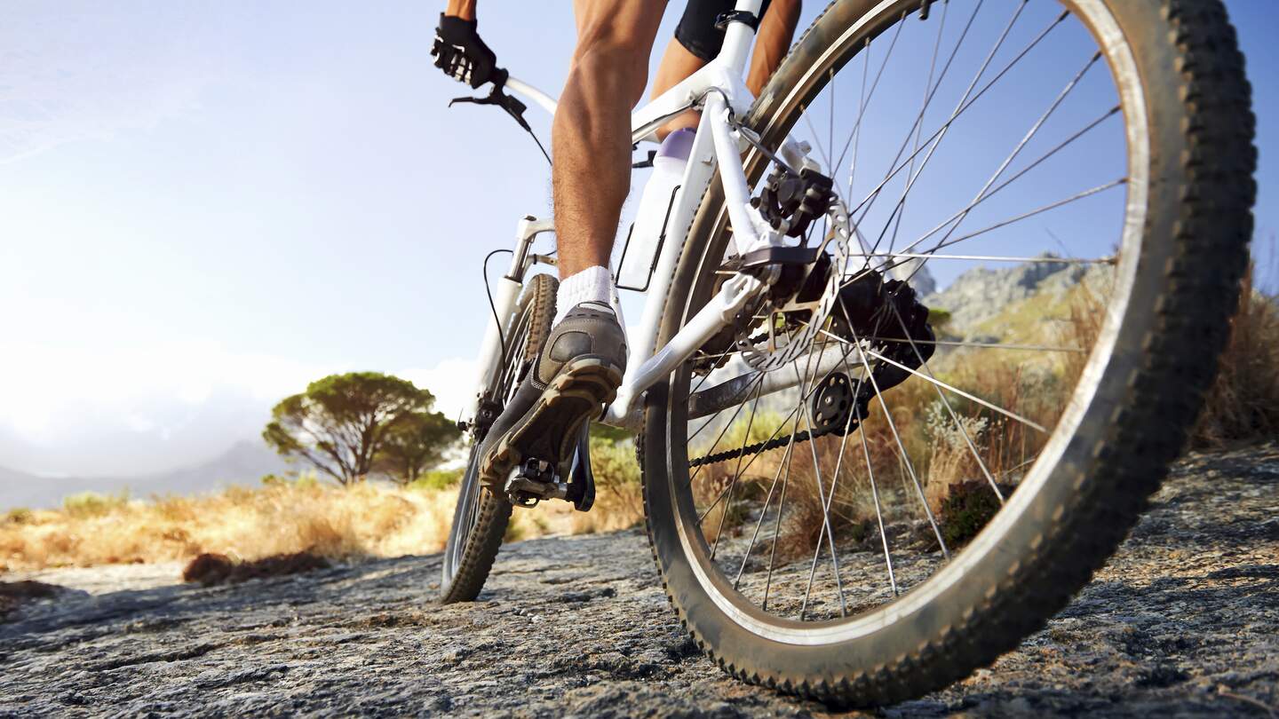 Extremer Mountainbike-Sportsportler Mann fährt Outdoor-Lifestyle-Trail | © Gettyimages.com/warrengoldswain