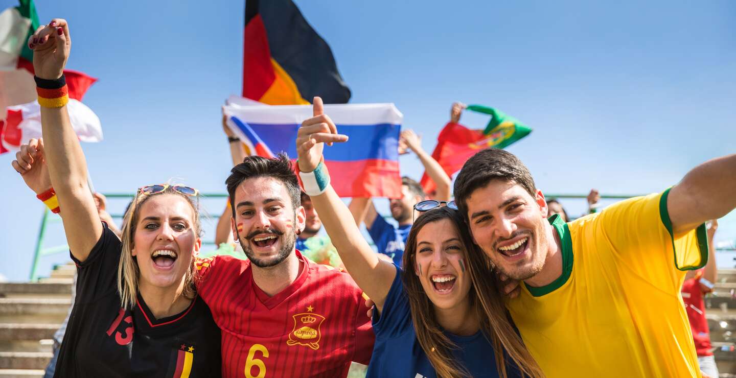 Gruppe von verschiedenen Team Fans im stadion waehrend der Fussball Liga  | © gettyimages.com/LeoPatrizi