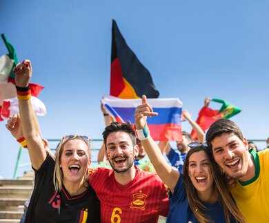 Gruppe von verschiedenen Team Fans im stadion waehrend der Fussball Liga  | © gettyimages.com/LeoPatrizi