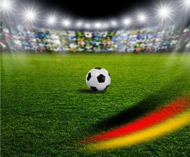 Public Viewing Fussball 2024 Flyer mit Fussball im durch Scheiwerfer beleuchteten Stadion  | © Gettyimages.com/by-studio